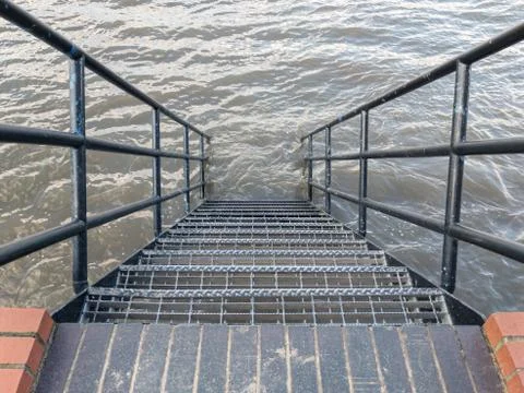 Perspective of steps down to the Thames River Foto stock
