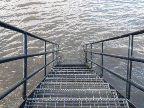 Perspective of steps down to the Thames River Foto stock