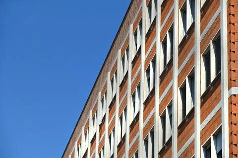 Perspective view from below of the building facade under a blue sky Fotos de archivo