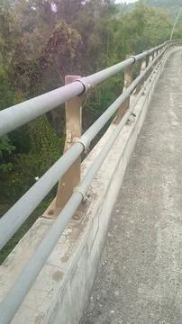 Perspective View of Concrete Bridge Railing Overlooking Lush Forest in Mist.. Fotos de archivo