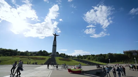 Perspective view of a crowded city square with saint monument in the middle. Stock Footage 139785048