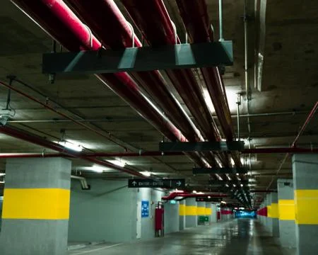 Perspective view of empty indoor car parking lot at the mall. Underground con Foto stock