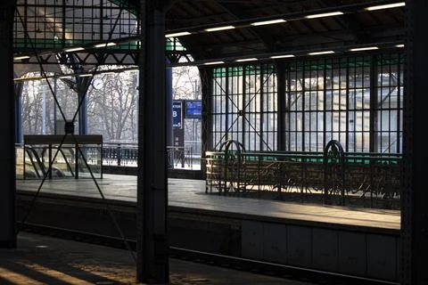 Perspective View of an Empty Train Station Platform Stock Photos