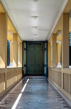 Perspective view of Hallway with Lamp ceiling and Pillars leading into entr.. Foto stock