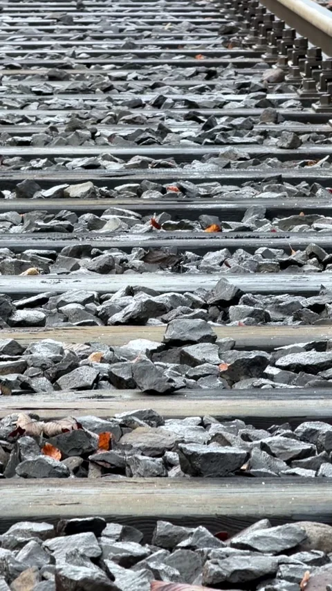 A perspective view of industrial train tracks extending into the distance, 库存影片 345830649