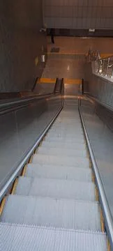 Perspective View Looking Down an Empty Metal Escalator in Subway Station Stockfoto's