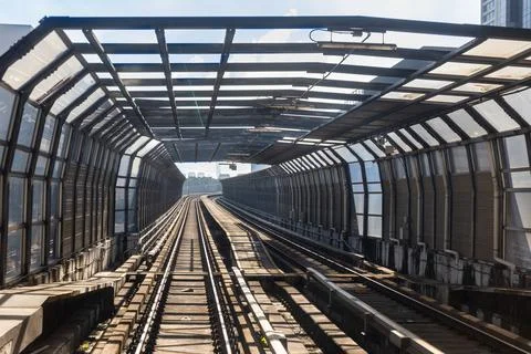 Perspective view of mass rail transit train passing through tracks with sound Stockfoto's