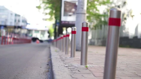 Perspective view on restrictive columns along the road, no parking zone 库存影片 195821106
