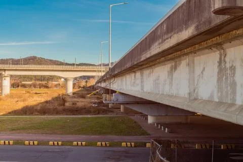 Perspective view of side of overpass Foto stock