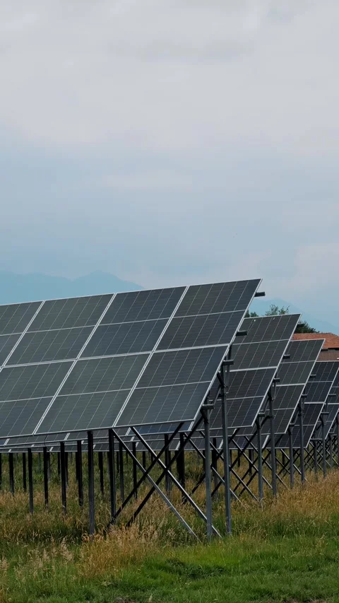 Perspective view of solar panel array structure in outdoor field 库存影片 343787710