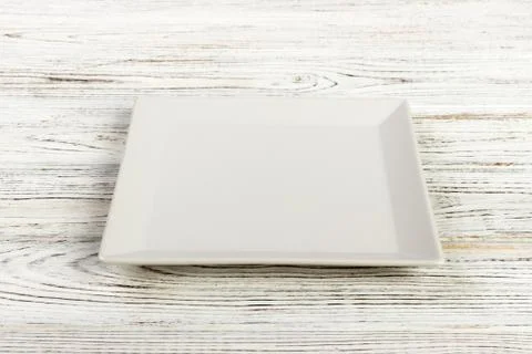 Perspective view A square plate on the white wooden table Foto stock