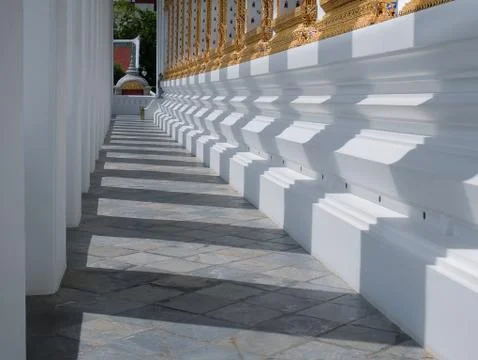 Perspective View of Thai Buddhist Temple Corridor with Lights and Shadows Foto stock