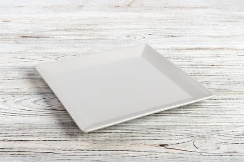 Perspective view. white square plate on a wooden table Foto stock
