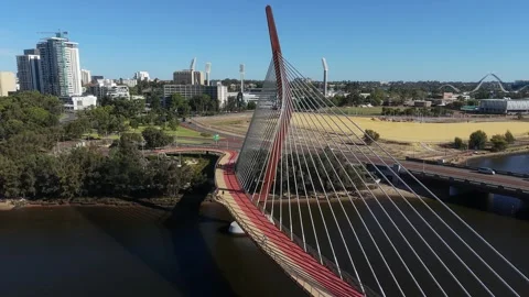 Perth, Western Australia -01 01, 2026: Aerial View Of Boorloo pedestrian Bridge Video stock 329328239