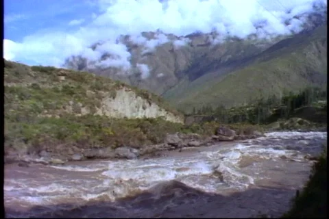 Peru, The Andes, train ride through Andes on narrow gauge, POV, raging river Vídeos de archivo 867577