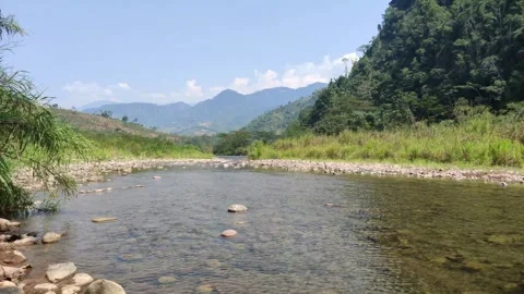 Peru landscape, shallow river and mountains Vidéo 282218758