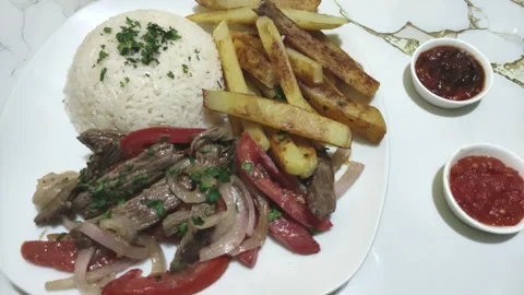 Peruvian beef with rice and potatoes called "Lomo saltado". Food in Peru Vídeo Stock 285361427