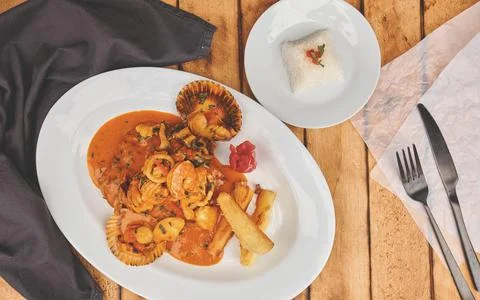Peruvian culinary fried fish A lo Macho style with seafood sauce Foto stock