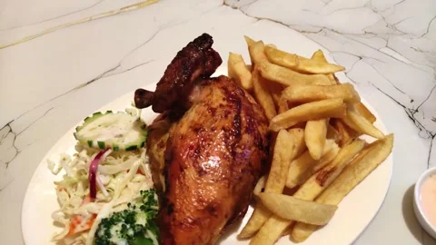 Peruvian fried chicken with fries called "Pollo a la brasa". Food in Peru. Vidéo 285361640