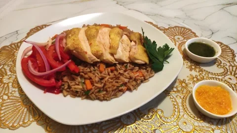 Peruvian fried chicken with rice and tomato salad called "Pollo con arroz". Vidéo 285361681