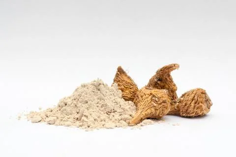 Peruvian ginseng or maca (Lepidium meyenii), dried root and  powder, superfoo Stock Photos