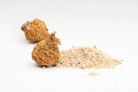 Peruvian ginseng or maca (Lepidium meyenii), dried root and  powder, superfoo Stock Photos