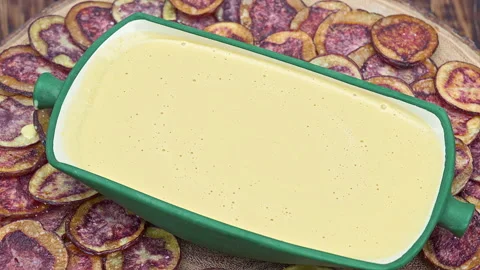 Peruvian purple potato chips served with Huancaina chili sauce Vídeo Stock 344986347