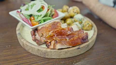 Peruvian roasted pork with crispy skin served with native potatoes Vídeos de archivo 344988785
