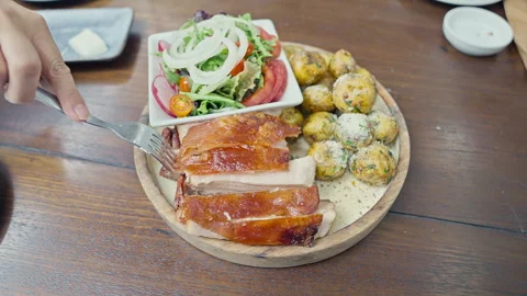 Peruvian roasted pork with crispy skin served with native potatoes Vídeo Stock 344988833