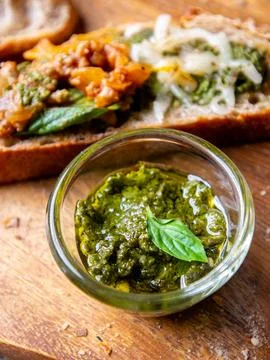Pesto Sauce with Rustic Sourdough Bread on Wooden Table. Foto stock