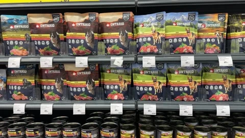 Pet food selection in a pet store supermarket, variety of dog food and cat food Vidéo 266681006