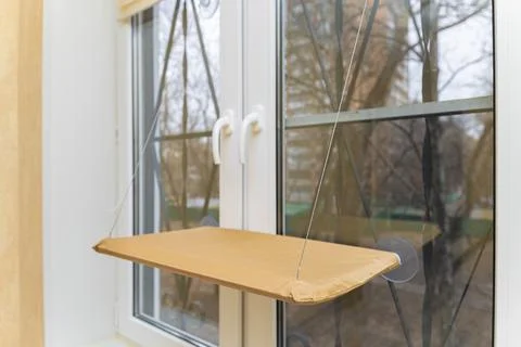 Pet hammock fixed on the window in the room. Foto stock