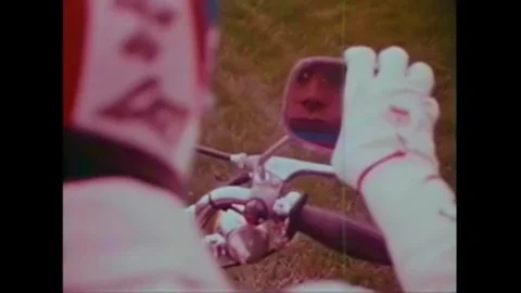 Peter Fonda narrates while Evel Knievel demonstrates the basics of motorcycle Vidéo 145415890