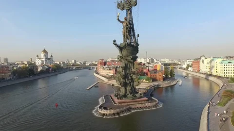 Peter the Great Statue and the Cathedral of Christ the Saviour 動画素材 129884043