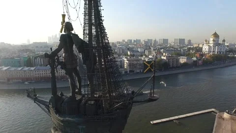 Peter the Great Statue and the Cathedral of Christ the Saviour 스톡 동영상 130468785
