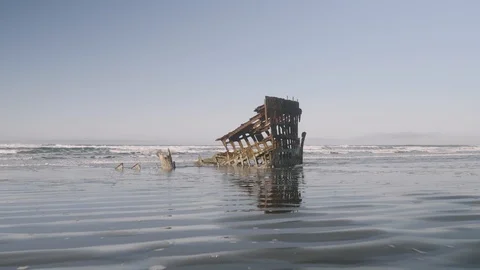Peter Iredale shipwreck at fort stevens astoria ocean waves sandy beach Stock Footage 127387602
