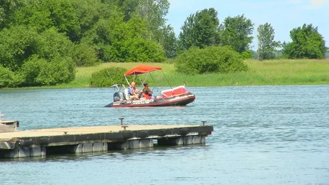 Petite embacartion sur eau Vídeos de archivo 113972318