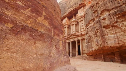 Petra Treasury In Jordan 動画素材 102378886