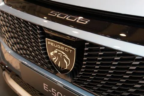 Peugeot e-5008 EV front shield logo and grille angle view at ECAR Show 2026 스톡 사진