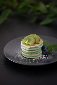 Pfannkuchen vor dunklem Hintergrund Stock Photos
