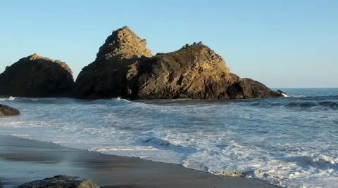 Pfeiffer Beach Keyhole Rock Waves Stockbeeldmateriaal 64821333