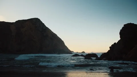Pfeiffer Beach Slow motion waves crashing against the shore 库存影片 102420809