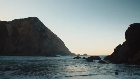 Pfeiffer Beach Slow motion waves crashing against the shore 5 库存影片 102421114