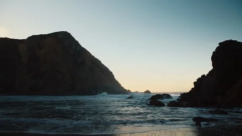 Pfeiffer Beach Slow motion waves crashing against the shore 2 库存影片 102421566