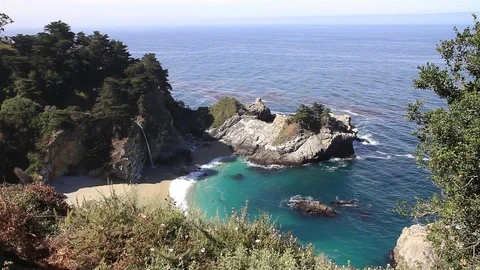 Pfeiffer Beach waterfall wide view Stock-Footage 76757167