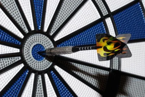  pfeil in die mitte dart pfeil genau in die mitte getroffen in das ziel (L... Stock Photos