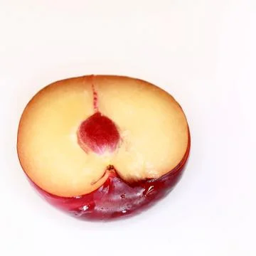 Pflaumen Hälfte mit Kern Foto stock