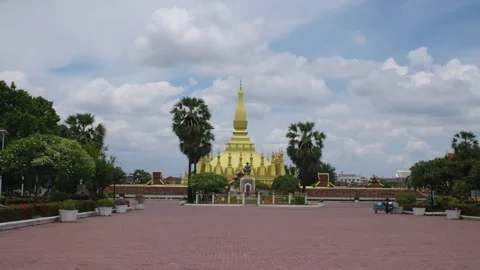 Pha That Luang Stupa and the surrounding plaza in Vientiane, Laos Stockbeeldmateriaal 317172652