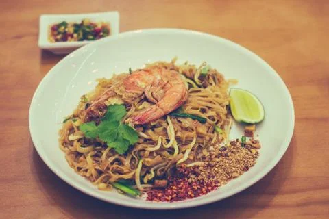 Phad Thai fried flat rice noodles With Prawns Stock Photos