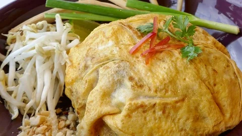 Phad thai with prawns in egg crepe Video stock 76865684
